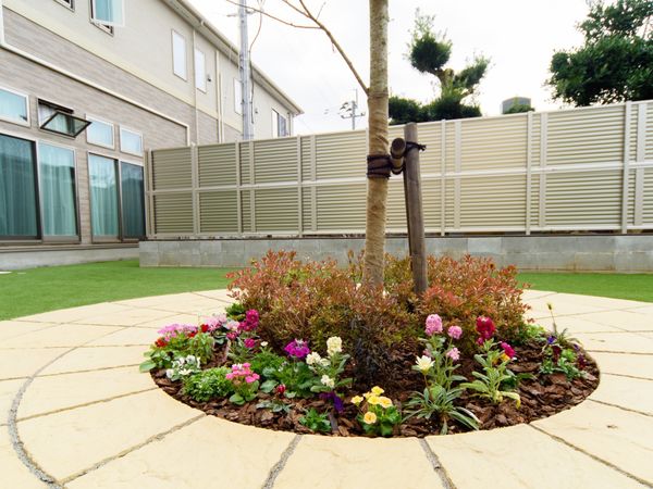 中庭の植栽とウッドデッキ