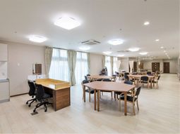 広々明るいダイニングルーム