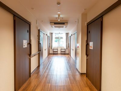 廊下の明るい風景
