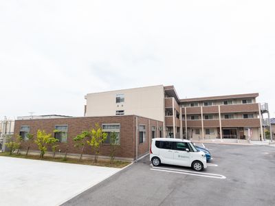 新築そうな施設の外観