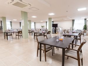 広々とした明るい食堂
