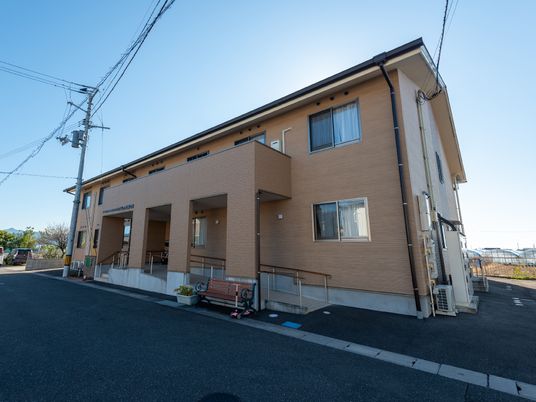 茶色の建物の外観