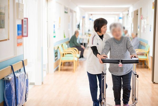 スタッフが利用者に寄り添う廊下