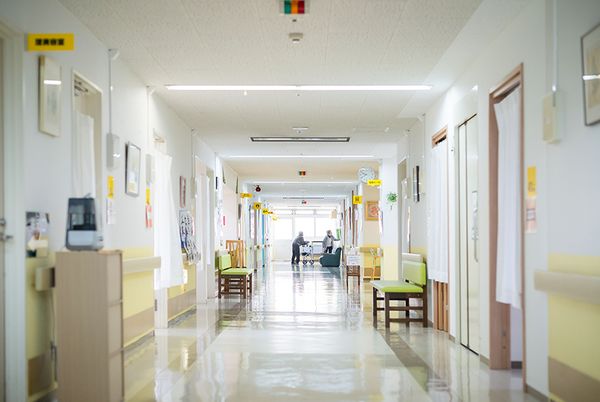 広々とした明るい廊下