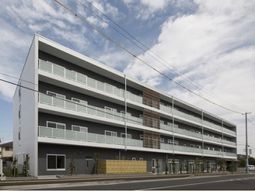 明るい外観の建物