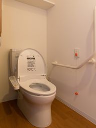 手すり付きの清潔なトイレ