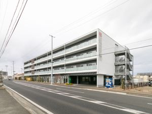 白い建物の外観