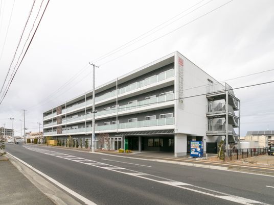 白い建物の外観