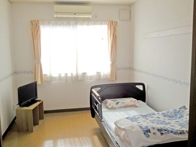 窓から自然光が入る居室