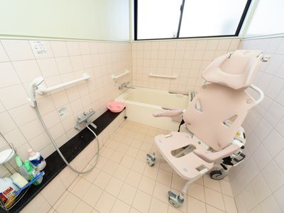 バリアフリーの清潔な浴室