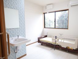 明るい居室の一角