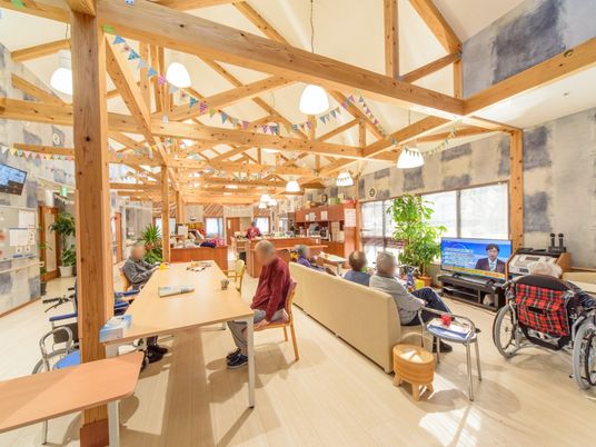 共有スペースの活気ある一コマ