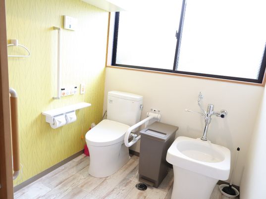 バリアフリー設計のトイレ