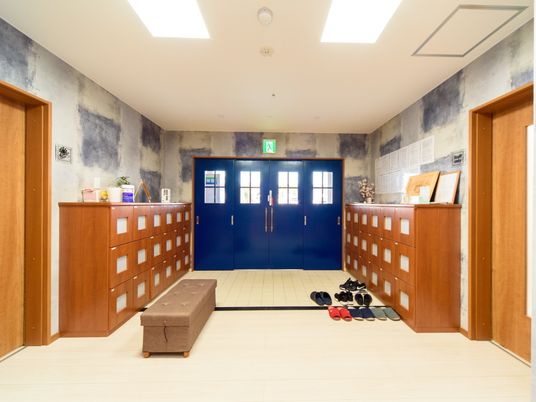 エントランスの洗練されたデザイン