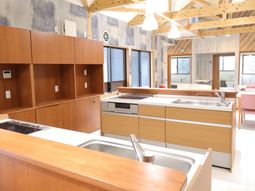 明るい木目のキッチン