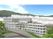山を背景にした施設外観  