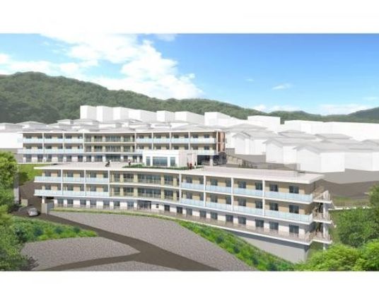 山を背景にした施設外観  