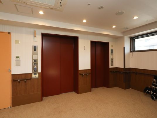 エレベーターのボタンの上には、蓋の付いたテンキーが設置されている。左の操作盤には、車椅子マークの付いた専用のスイッチがある。