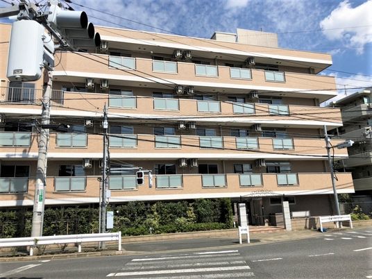 茶色い壁の建物の写真。ファミリーホスピス二子玉川ハウスの外観