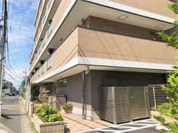 明るい日差しの建物エントランス