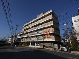 都市の多層建築外観