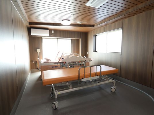 右側の窓には小窓、奥の窓には大きな窓が取り付けられ、日光が良く入り浴室全体が明るい。浴室内には、特殊な機械が置いてある。