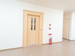 エレベーター前の廊下