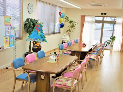 カラフルな椅子の食堂