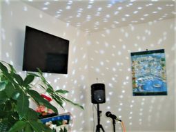 模様の光が空間を飾る居室