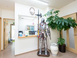 応接スペースと鎧飾り