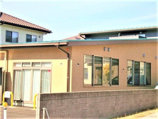 清潔感のある建物のエントランス