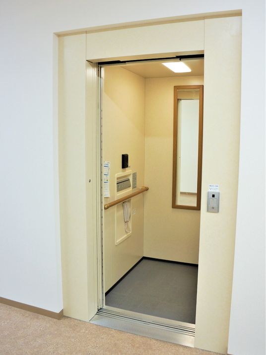 床に施設のエレベーター