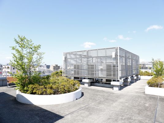 都市の景色が見える屋上庭園