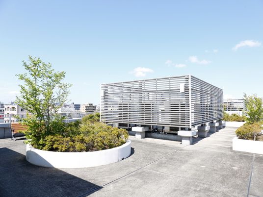 都市の景色が見える屋上庭園