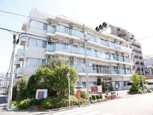 明るい建物の外観