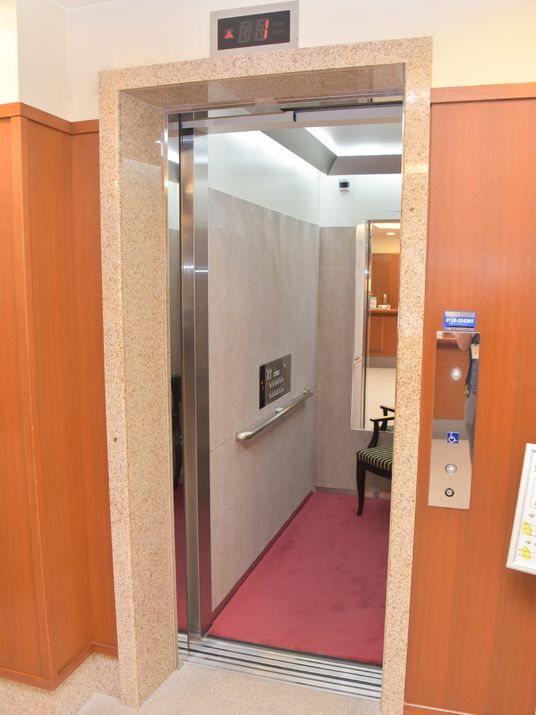 エレベーターの開いた扉