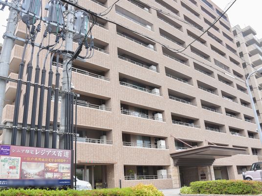 多階層の建物エントランス