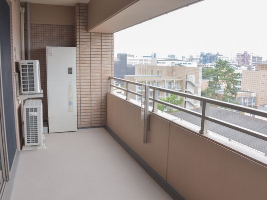 都市の景色が見えるバルコニー