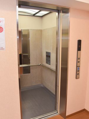 広々としたエレベーター