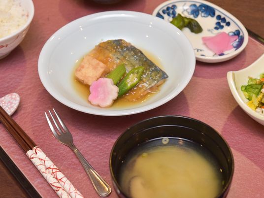 和食の並ぶ食卓状況