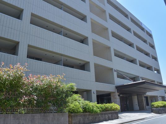 モダンな建物のエントランス