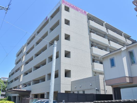 多階層の建物外観