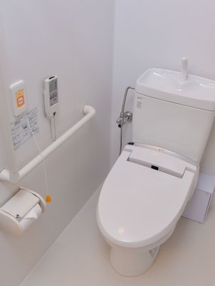 手すり付きの清潔なトイレ