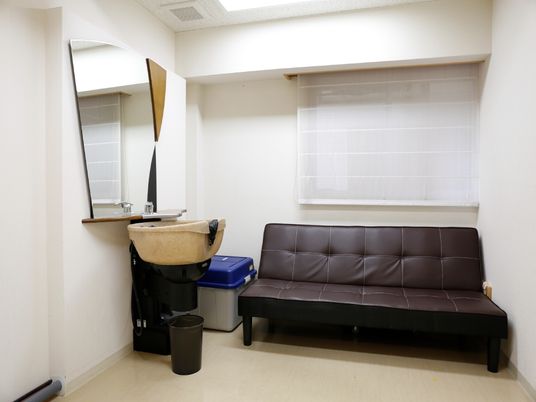 洗面台とソファのある待合室