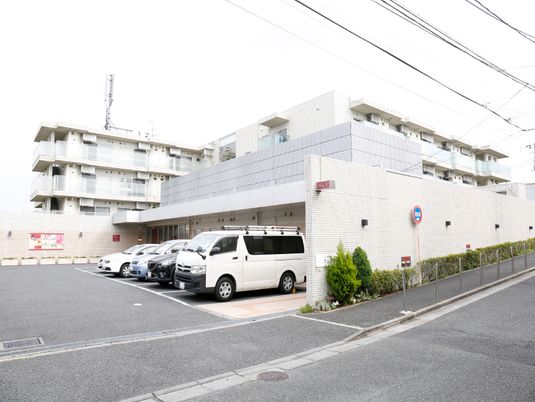 施設の外観と駐車場
