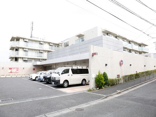 施設の外観と駐車場