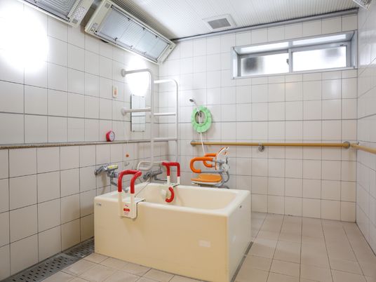 バリアフリー設計の浴室