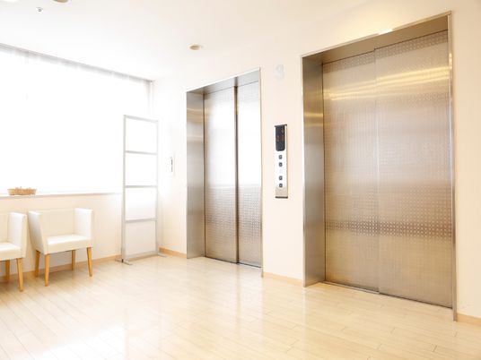 清潔なエレベーターの前