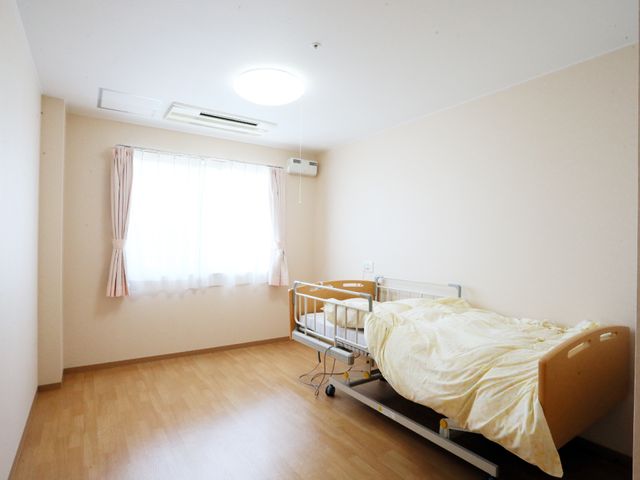 明るい個室の居室