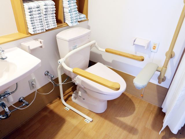 バリアフリートイレの様子 居室トイレ 手すり完備で安全性に配慮した清潔感のあるトイレです。利用者の移動をサポートするための配慮がされています。